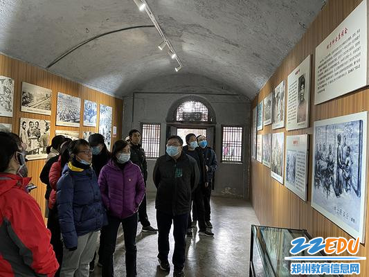 参观豫西抗日根据地纪念馆