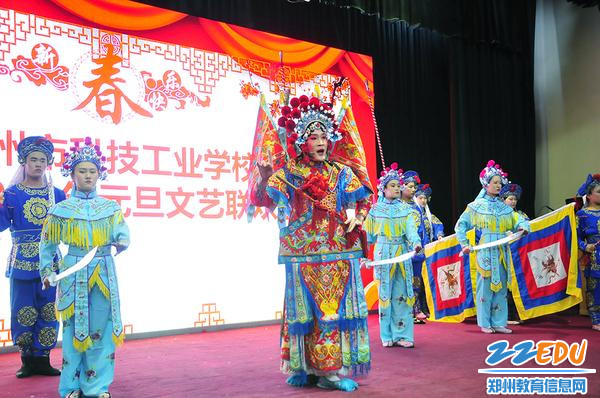 学生表演戏剧《破洪州》 学生表演戏剧《破洪州》