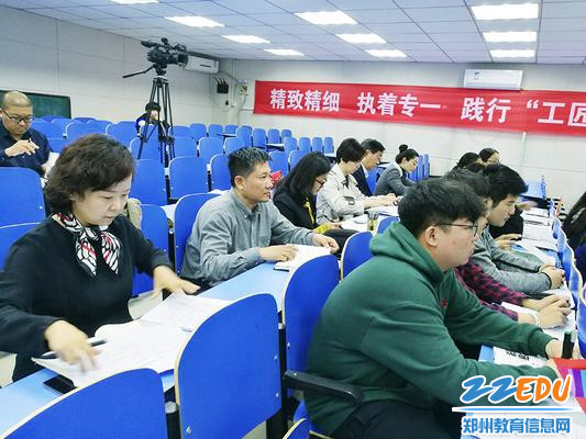 专家评委和学校教师听课
