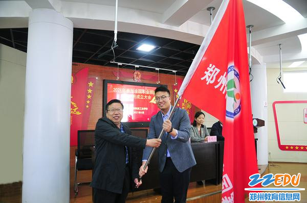 校长支德银向国赛班授旗 校长支德银向国赛班授旗