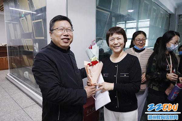 学校领导向教职工赠送鲜花 学校领导向教职工赠送鲜花