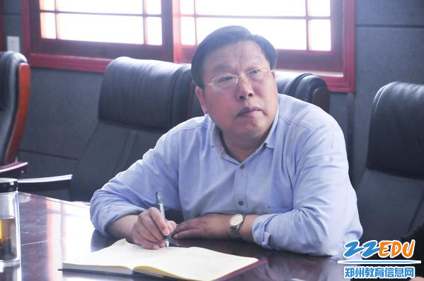校长支德银带收看讲话