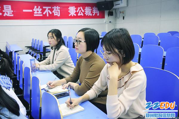 参访人员进班听课