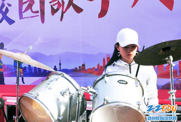 酷酷的女架子鼓手 酷酷的女架子鼓手