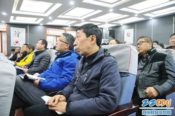 老师们认真听讲 老师们认真听讲